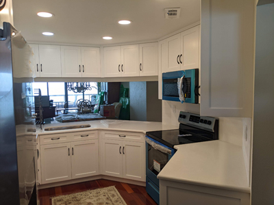 Shaker Kitchen Cabinets shown in Solid Bright White on Maple, Quartz Countertops in Miami Vena
