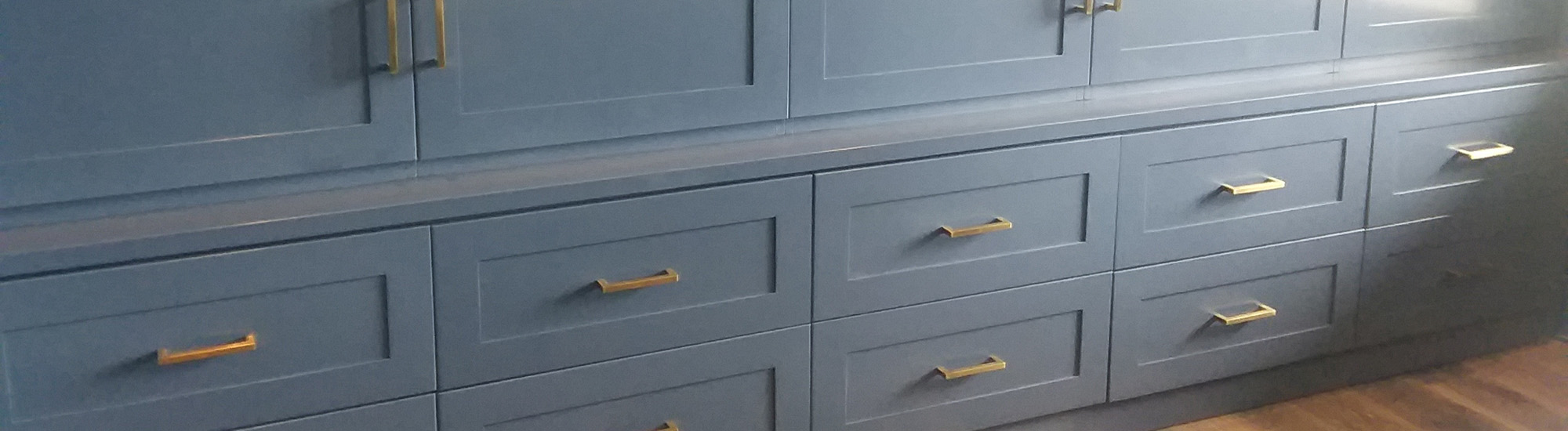 Custom Shaker Cabinets with Doors and Drawers Built-In Banner